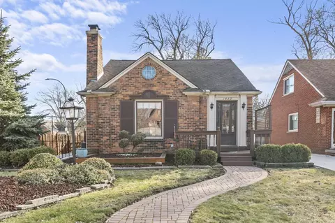 1489 Roslyn, Grosse Pointe Woods, MI 48236