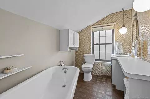 Bath - 1489 Roslyn, Grosse Pointe Woods, MI 48236 photo 2 of 4
