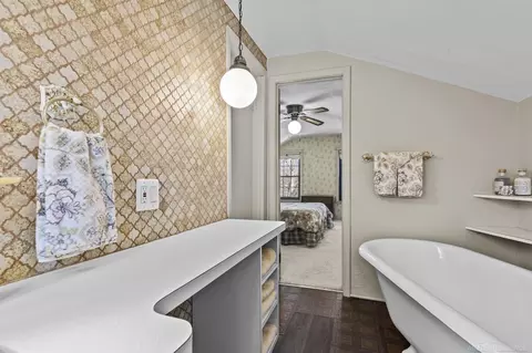Bath - 1489 Roslyn, Grosse Pointe Woods, MI 48236 photo 4 of 4