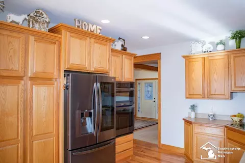 Kitchen - 2560 Reinhardt, Monroe, MI 48162 photo 4 of 5
