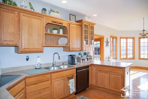 Kitchen - 2560 Reinhardt, Monroe, MI 48162 photo 2 of 5
