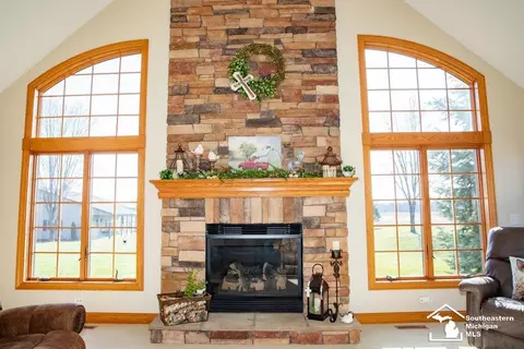 Living - 2560 Reinhardt, Monroe, MI 48162 photo 1 of 8