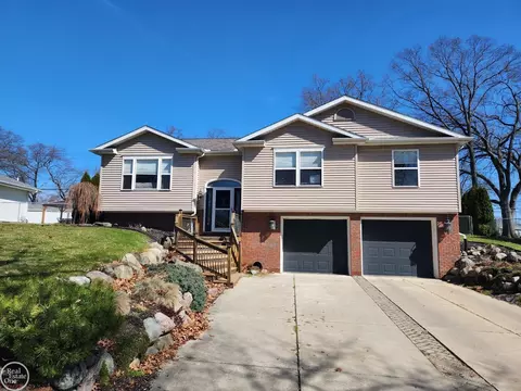 2446 Woodstock, Port Huron, MI 48060