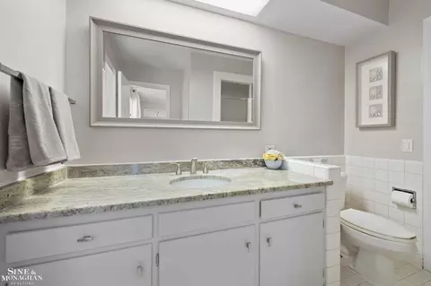 Bath - 15827 Windmill Pointe, Grosse Pointe Park, MI 48230 photo 2 of 5