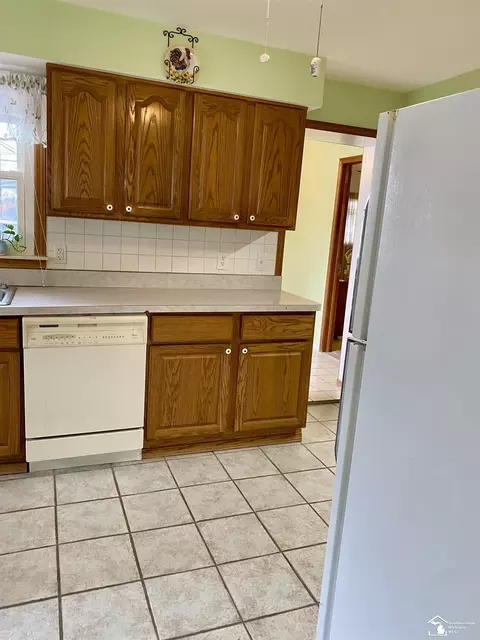 Kitchen - 18542 Hinton, Riverview, MI 48193 photo 6 of 7