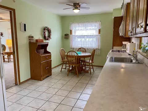 Kitchen - 18542 Hinton, Riverview, MI 48193 photo 4 of 7