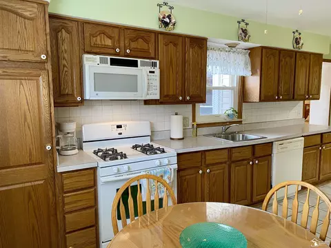 Kitchen - 18542 Hinton, Riverview, MI 48193 photo 1 of 7