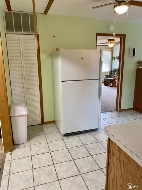 Kitchen - 18542 Hinton, Riverview, MI 48193 photo 7 of 7