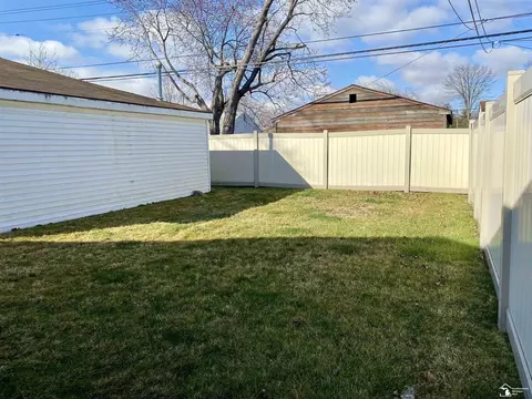 Exterior - 18542 Hinton, Riverview, MI 48193 photo 8 of 11