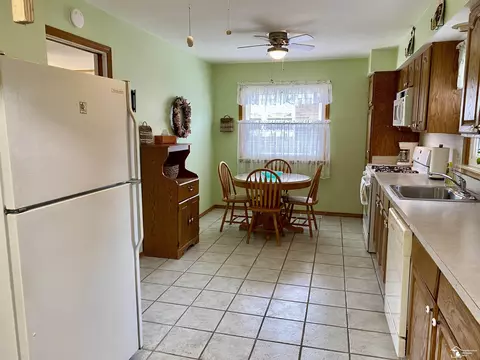 Kitchen - 18542 Hinton, Riverview, MI 48193 photo 5 of 7