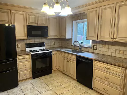 Kitchen - 341 Belanger, Grosse Pointe Farms, MI 48236 photo 2 of 4