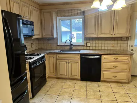 Kitchen - 341 Belanger, Grosse Pointe Farms, MI 48236 photo 3 of 4