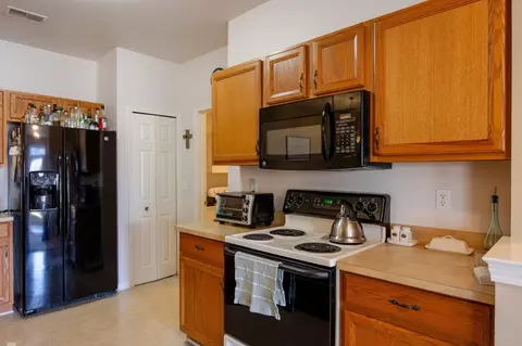 Kitchen - 45733 Heather Rdg, Macomb, MI 48044 photo 2 of 4