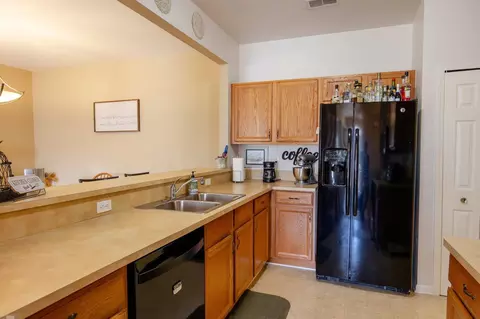 Kitchen - 45733 Heather Rdg, Macomb, MI 48044 photo 3 of 4