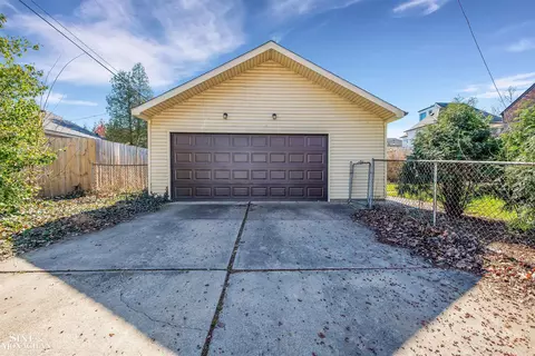 Exterior - 780 Washington, Grosse Pointe, MI 48230 photo 5 of 10