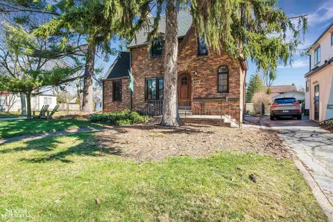 Exterior - 780 Washington, Grosse Pointe, MI 48230 photo 7 of 10