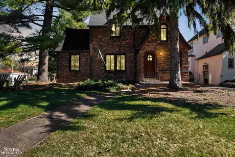 Exterior - 780 Washington, Grosse Pointe, MI 48230 photo 6 of 10