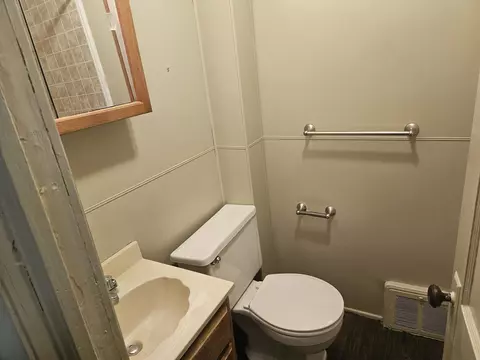Bath - 502 W Flint, Davison, MI 48423 photo 1 of 2