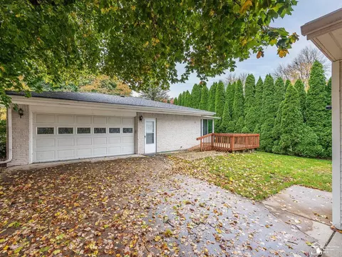 Exterior - 8901 Jackman, Temperance, MI 48182 photo 4 of 10