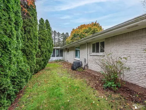 Exterior - 8901 Jackman, Temperance, MI 48182 photo 8 of 10