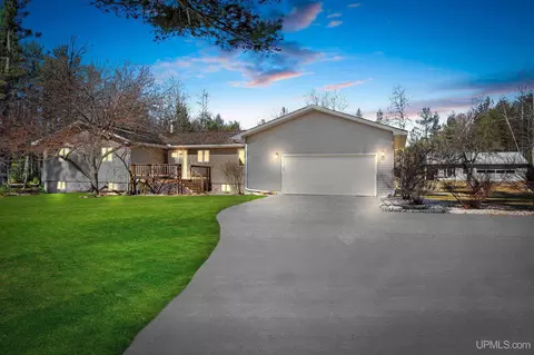w8752 Lakeview Drive, Iron Mountain, MI 49801