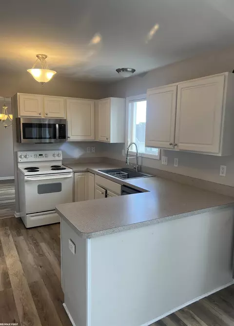 Kitchen - 14199 Mulholland Dr, Bath, MI 48808 photo 1 of 2