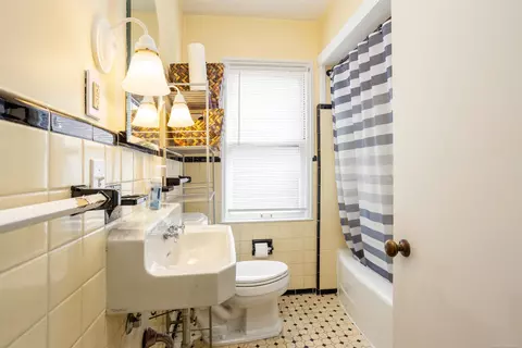 Bath - 853 Neff, Grosse Pointe, MI 48230 photo 1 of 3