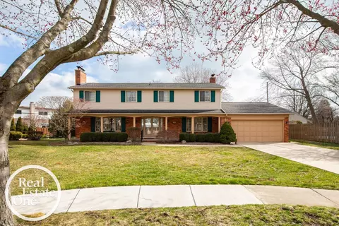 784 Canterbury, Grosse Pointe Woods, MI 48236