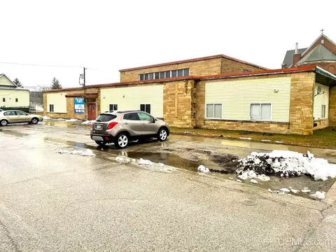 221 S 13th St, Escanaba, MI 49829