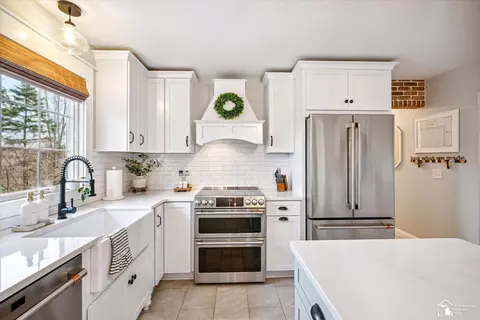 Kitchen - 6733 Stonegate, Temperance, MI 48182 photo 7 of 9