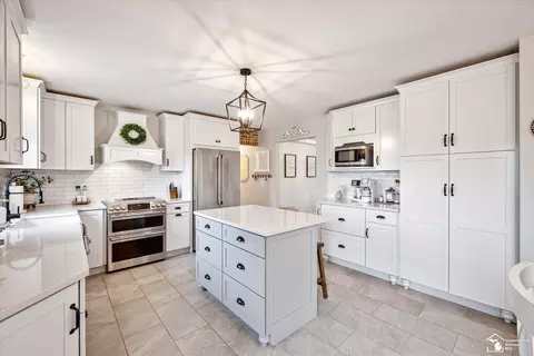 Kitchen - 6733 Stonegate, Temperance, MI 48182 photo 5 of 9