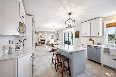Kitchen - 6733 Stonegate, Temperance, MI 48182 photo 3 of 9