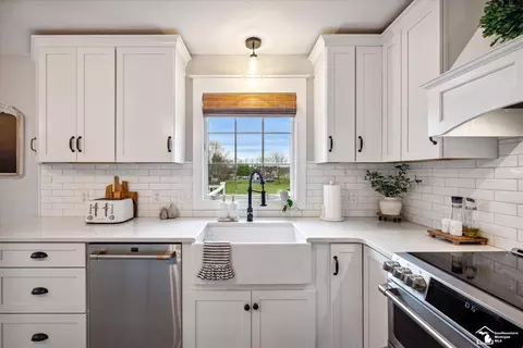 Kitchen - 6733 Stonegate, Temperance, MI 48182 photo 2 of 9