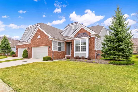 49636 Hiddenbrook Dr, Macomb, MI 48042
