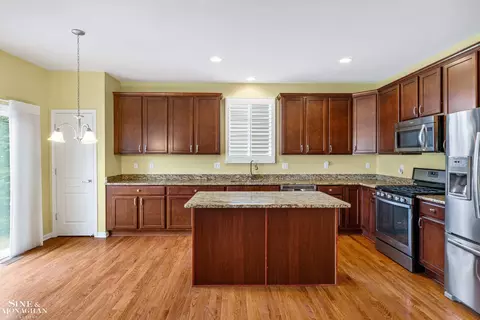 Kitchen - 49636 Hiddenbrook Dr, Macomb, MI 48042 photo 3 of 4