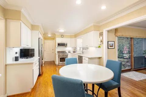 Dining - 895 Avon Ct, Grosse Pointe Woods, MI 48236 photo 4 of 7