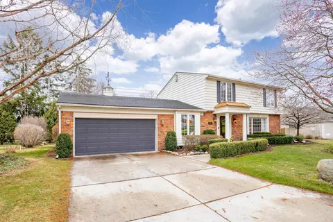 Exterior - 895 Avon Ct, Grosse Pointe Woods, MI 48236 photo 3 of 10
