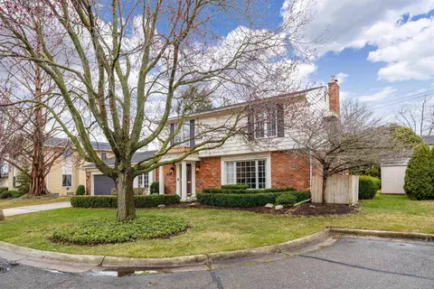 Exterior - 895 Avon Ct, Grosse Pointe Woods, MI 48236 photo 2 of 10