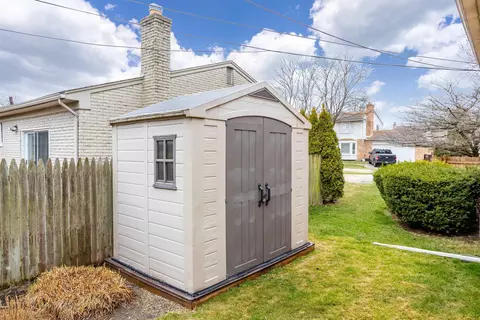 Exterior - 895 Avon Ct, Grosse Pointe Woods, MI 48236 photo 9 of 10
