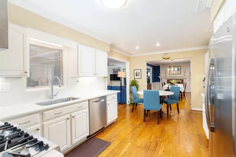 Dining - 895 Avon Ct, Grosse Pointe Woods, MI 48236 photo 6 of 7