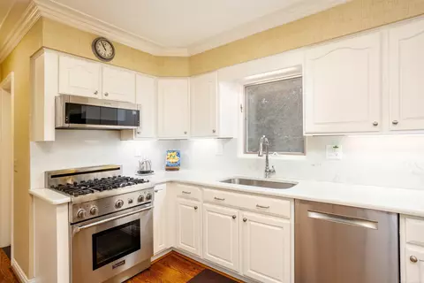 Kitchen - 895 Avon Ct, Grosse Pointe Woods, MI 48236 photo 2 of 2