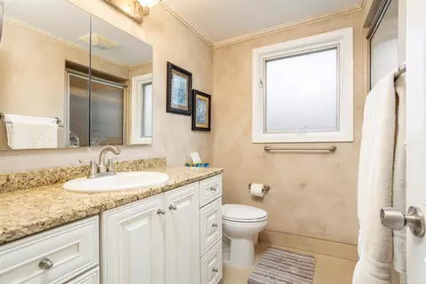 Bath - 895 Avon Ct, Grosse Pointe Woods, MI 48236 photo 2 of 4