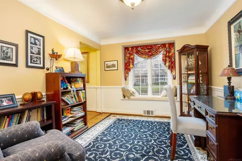 Dining - 895 Avon Ct, Grosse Pointe Woods, MI 48236 photo 7 of 7