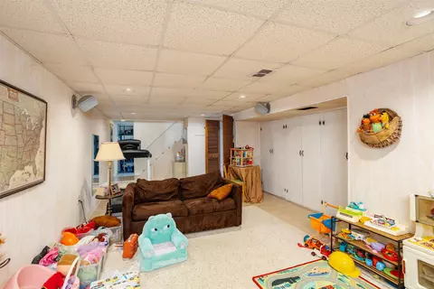 Living - 895 Avon Ct, Grosse Pointe Woods, MI 48236 photo 6 of 6