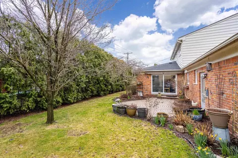 Exterior - 895 Avon Ct, Grosse Pointe Woods, MI 48236 photo 8 of 10