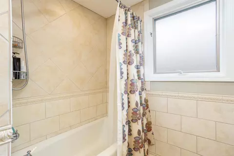 Bath - 895 Avon Ct, Grosse Pointe Woods, MI 48236 photo 4 of 4