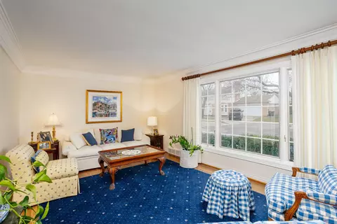 Living - 895 Avon Ct, Grosse Pointe Woods, MI 48236 photo 2 of 6
