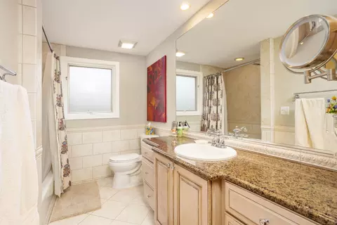 Bath - 895 Avon Ct, Grosse Pointe Woods, MI 48236 photo 3 of 4