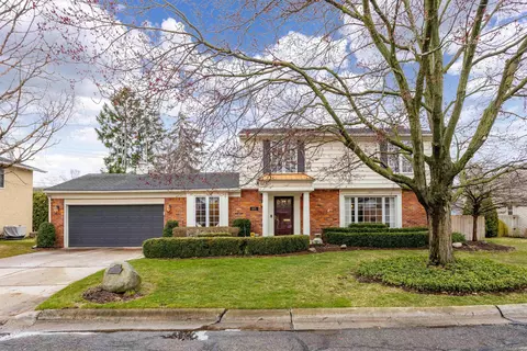 895 Avon Ct, Grosse Pointe Woods, MI 48236
