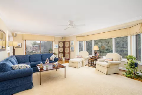 Living - 895 Avon Ct, Grosse Pointe Woods, MI 48236 photo 5 of 6